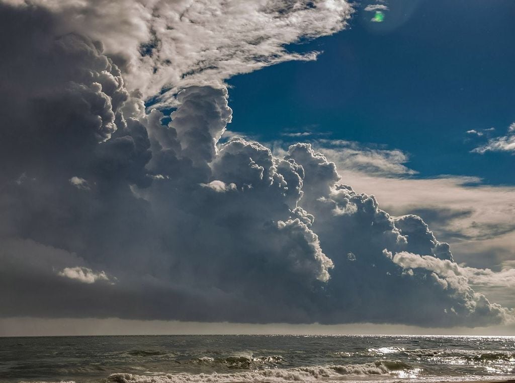 Desarrollos cumuliformes en una nube tormentosa situada frente a la costa de Málaga. Autor de la fotografía: © José Luis Escudero