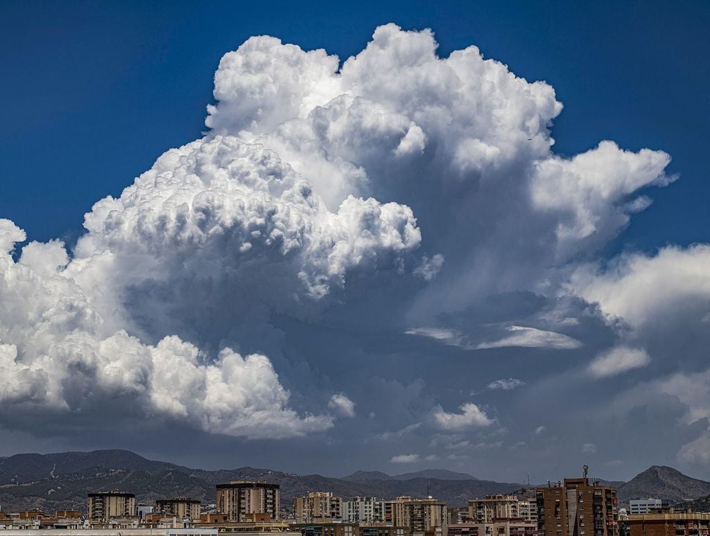 Cumulus congestus en los cielos de Málaga, evolucionando hacia la formación de un incipiente Cumulonimbus. Autor de la fotografía: © José Luis Escudero