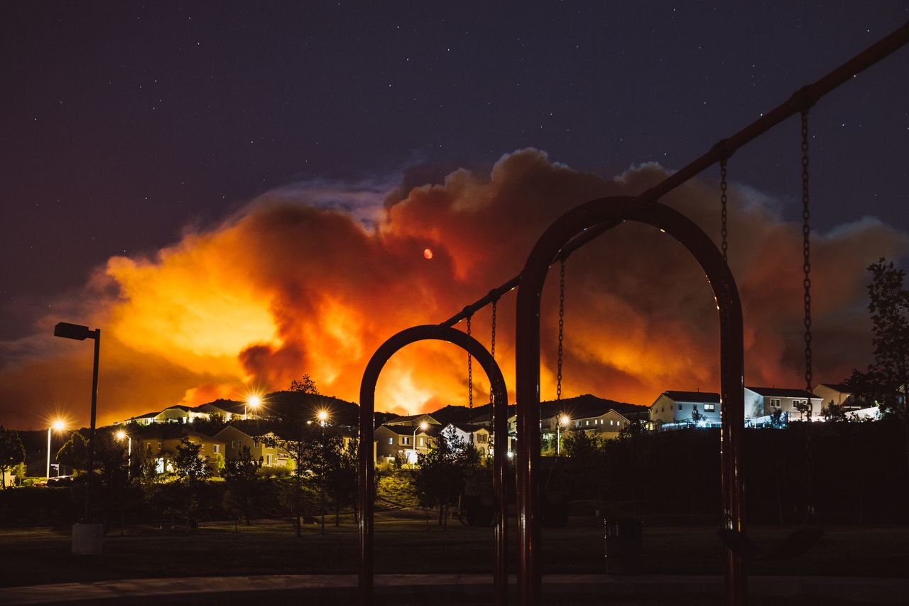 El humo de los incendios forestales puede viajar miles de kilómetros; incluso ha llegado a cruzar continentes completos.