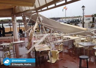 Un posible tornado arrasa un club náutico de El Rompido