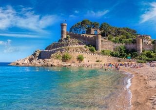Un pueblo con murallas medievales y playas de ensueño, descubre esta joya de la Costa Brava