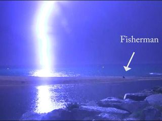 Un rayo cae cerca de un pescador
