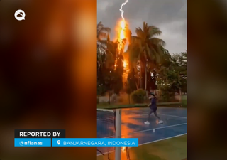 ¡Un rayo cae muy cerca de varias personas en Banjarnegara, Indonesia! El impacto se produjo junto a una cancha de tenis