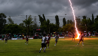 Un rayo cae en pleno partido de f&uacute;tbol en Tailandia: por qu&eacute; es tan peligroso estar a la intemperie durante una tormenta