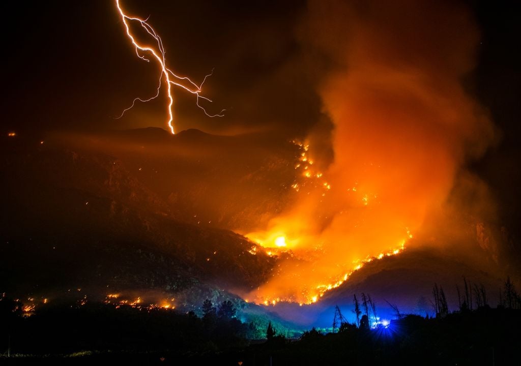 El impacto de un rayo puede iniciar incendios de forma inmediata, especialmente cuando encuentra vegetación seca o condiciones propicias para la propagación del fuego.