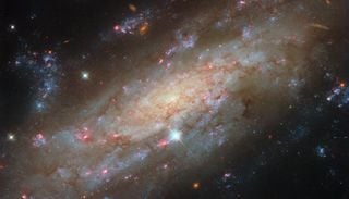 Un remolino de estrellas justo en el borde de la Vía Láctea: la nueva imagen del Hubble que sorprende a los astrónomos