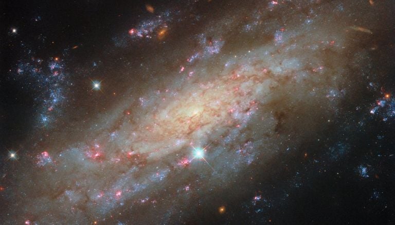 Un remolino de estrellas justo en el borde de la V&iacute;a L&aacute;ctea: la nueva imagen del Hubble que sorprende a los astr&oacute;nomos