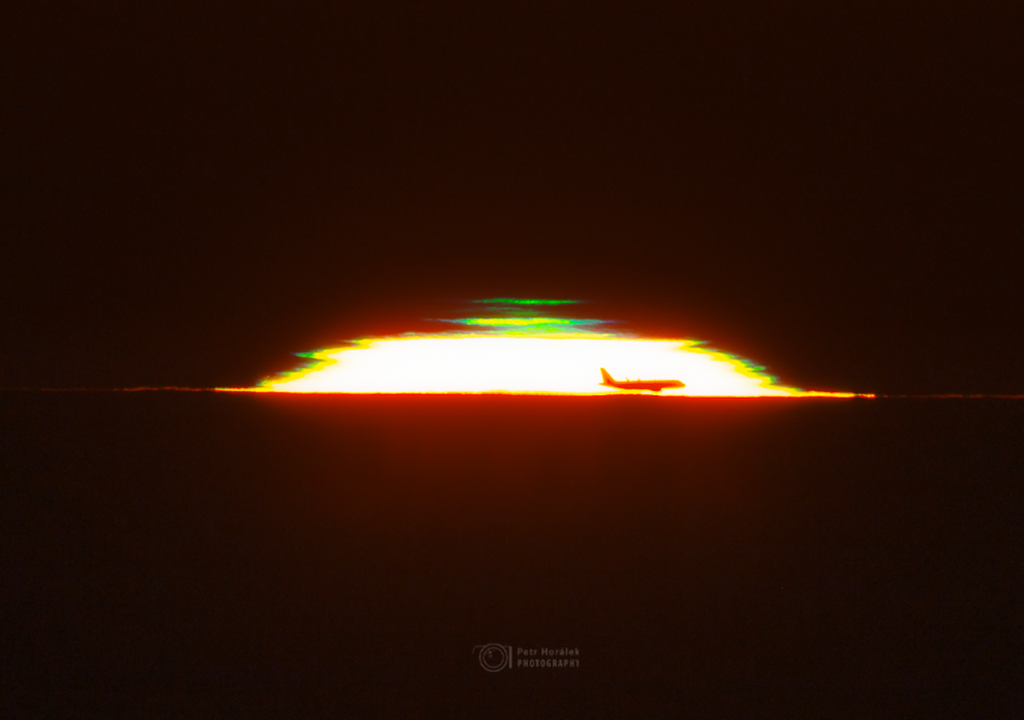 imagen de destello verde y silueta de avión. imagen de destello verde y silueta de avión.