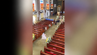 El agua no frena su boda: una pareja en Filipinas da el 's&iacute;, quiero' dentro de una iglesia completamente inundada