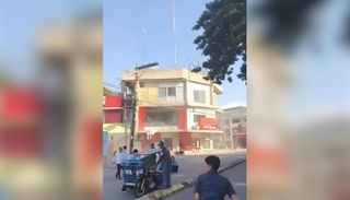 Terramoto violento de magnitude 7,8 nas Filipinas: 14 mortos e um pequeno tsunami, o v&iacute;deo