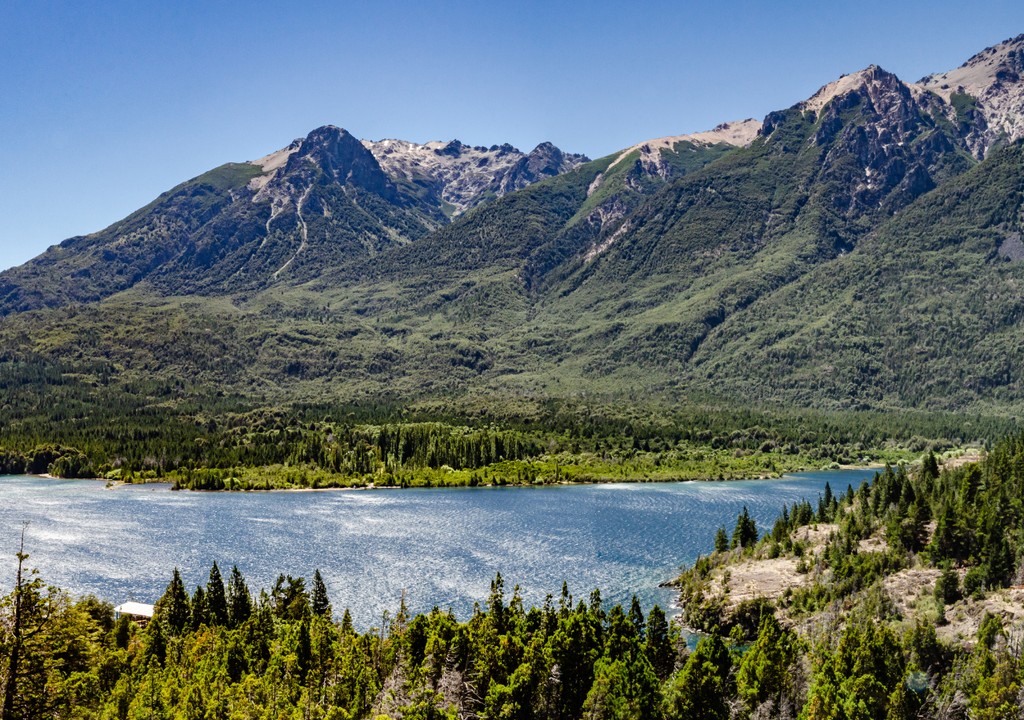 Kayak, natación, pesca con devolución y trekking son algunas de las actividades que pueden practicarse en el Lago Epuyén e inmediaciones.