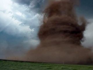 Tornado arrasta um ônibus com 39 passageiros na Romênia