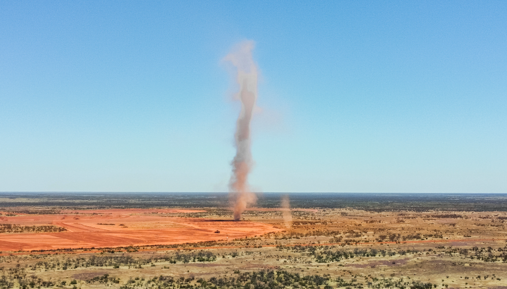 Los torbellinos, también conocidos como dust devil, se producen en días de altas temperaturas y no asociados a nubes de tormenta.