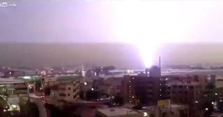 Un tren cazado por un rayo: vídeo