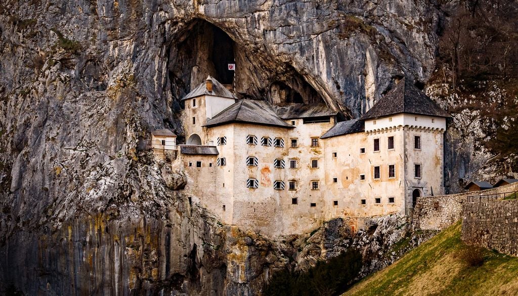 Castillo de Predjama, construido en la boca de una cueva en Eslovenia.