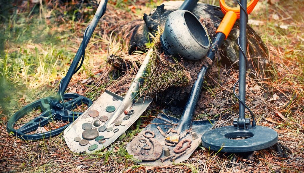 L'homme utilisait un détecteur de métaux lorsqu'il a découvert 2 trésors enfouis à 12 m d'écart.