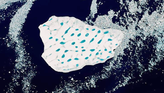 Un vagabundo inusual en el estrecho de Dinamarca: un iceberg con multitud de lagunas azules