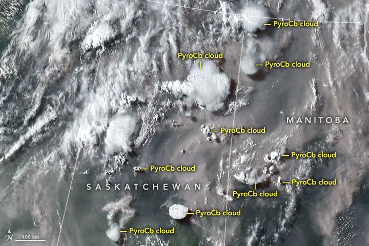 Imagen con nubes de tormentas y de humos por incendios. Ver texto para detalles