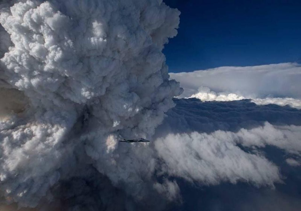 Los pirocumulonimbus son tormentas que se desarrollan por la gran convección generadas por incendios forestales de grandes dimensiones. En algunos casos llegan a la estratósfera y el humo viaja miles de kilómetros durante meses.