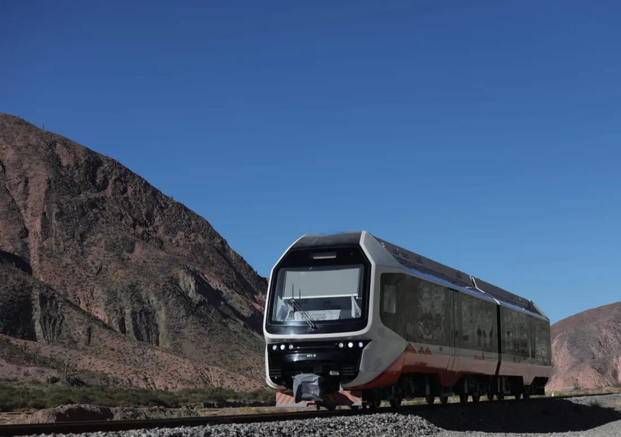 El tren solar recorre parajes y pueblos icónicos de Jujuy, permitiendo disfrutar de paisajes, y también de historia y cultura. Foto: X @GobiernoJujuy