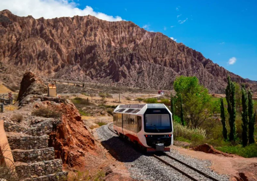 Tren Solar de la Quebrada Tal como lo indica su nombre, el tren funciona con energía solar, lo que lo convierte en un medio de transporte sostenible. Es único en América del Sur. Foto: X @PDV_Jujuy