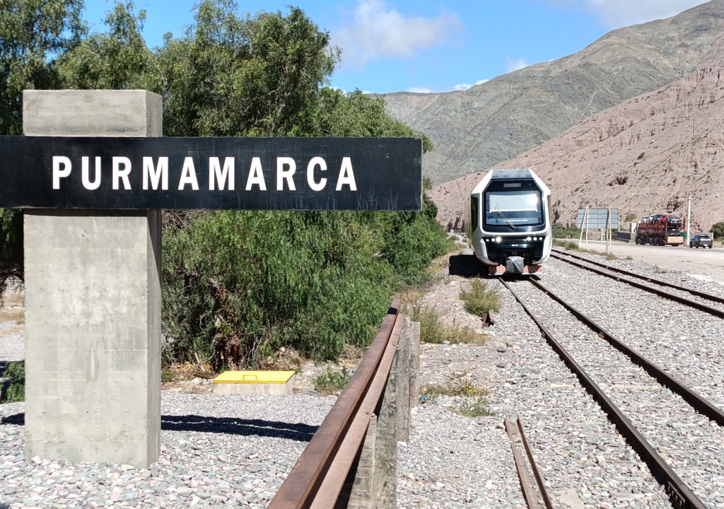 Tren Solar de la Quebrada El Tren Solar de la Quebrada transita a 33 km/h y recorre 42 kilómetros distribuidos en seis paradas claves. Foto: X @rielesnoticias
