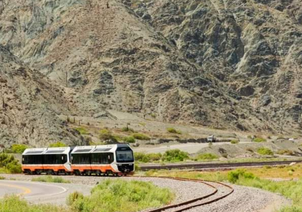 Tren Solar de la Quebrada El tren fue inaugurado en junio de 2024 y funciona los siete días de la semana. Foto: X @RespiraArg