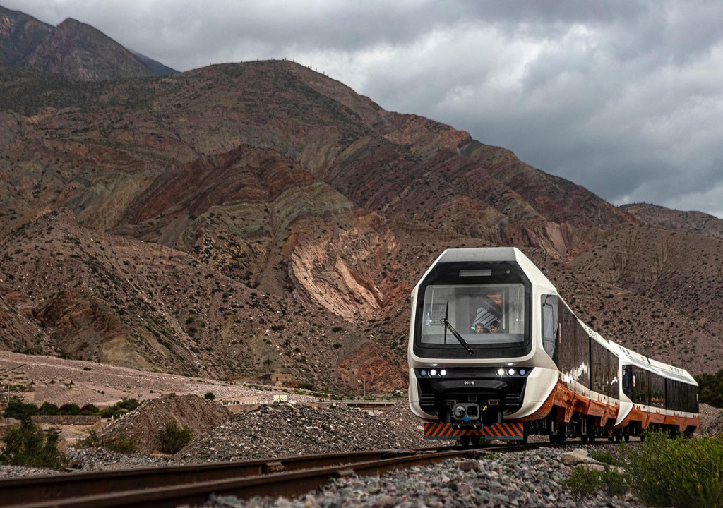 Tren Solar de la Quebrada El tren solar de Jujuy no solo permite viajar entre distintos pueblos del Norte Argentino, sino también por miles y miles de años de historia y cultura. Foto: X @CRONICAFERROVIA