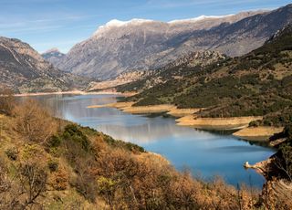 Reaparece un pueblo griego hundido hace 50 años: aquí las imágenes y la explicación del suceso