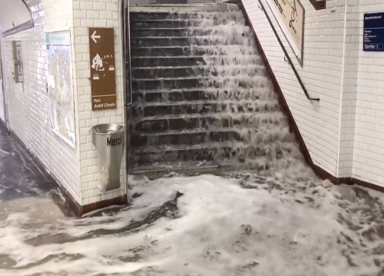Wahnsinn: Ein heftiges Unwetter tobt über Paris! Wahnsinn: Ein heftiges Unwetter tobt über Paris!