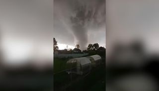 Reportan un tornado: ha arrasado un centenar de viviendas en Kushva (Rusia), tumbando &aacute;rboles y haciendo volar techos