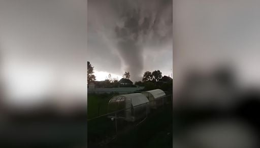 Reportan un tornado: ha arrasado un centenar de viviendas en Kushva (Rusia), tumbando &aacute;rboles y haciendo volar techos