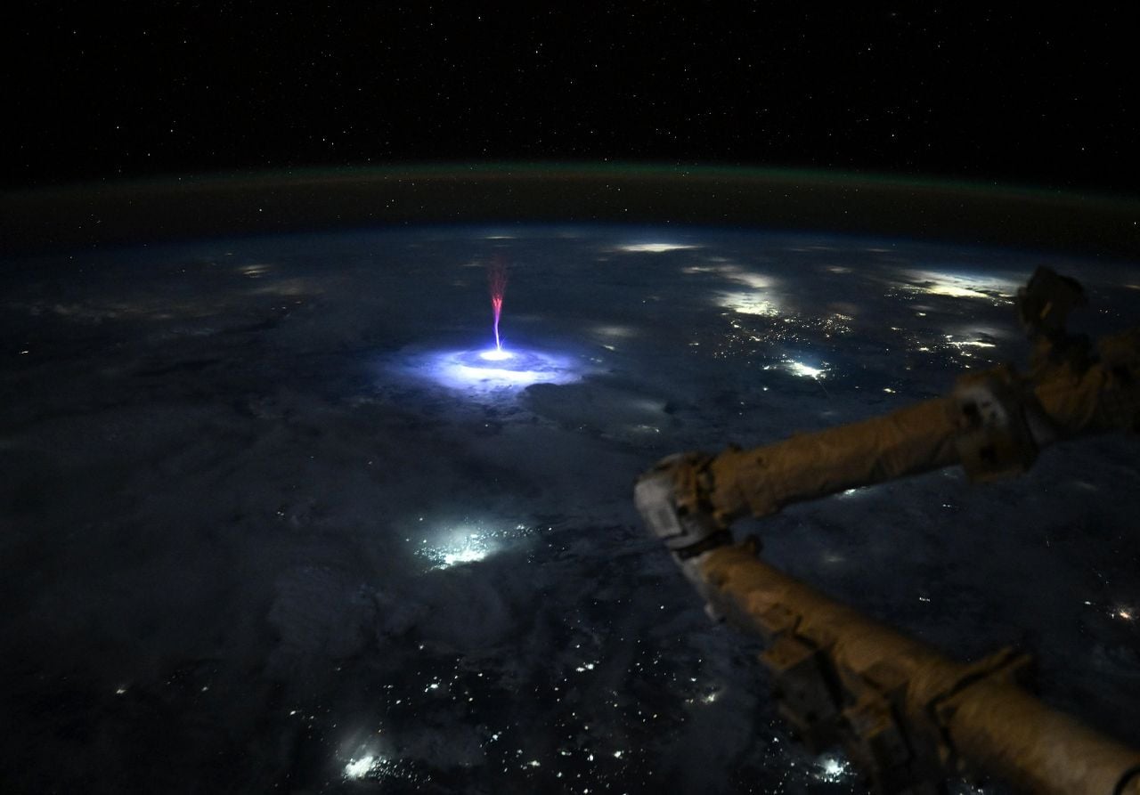 Nello scatto fotografico di Nichole Ayesr dalla ISS si nota uno sprite emergere al di sopra di una cella temporalesca. Credit: Nichole Ayers