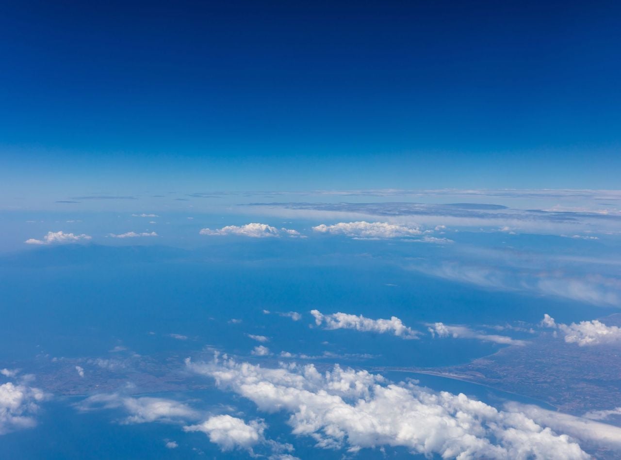 La complejidad de la atmósfera terrestre requiere de la elaboración de modelos teóricos como el de la atmósfera estándar o ISA, que simplifican su comportamiento, facilitando su estudio.