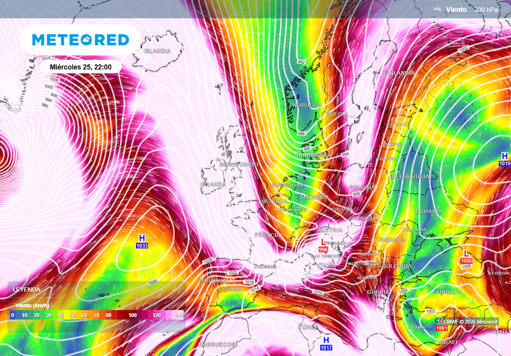 La borrasca que cruzará el Atlántico será absorbida por una gran vaguada cargada de aire polar o ártico que se descolgará sobre Europa, generándose varias borrascas en superficie.