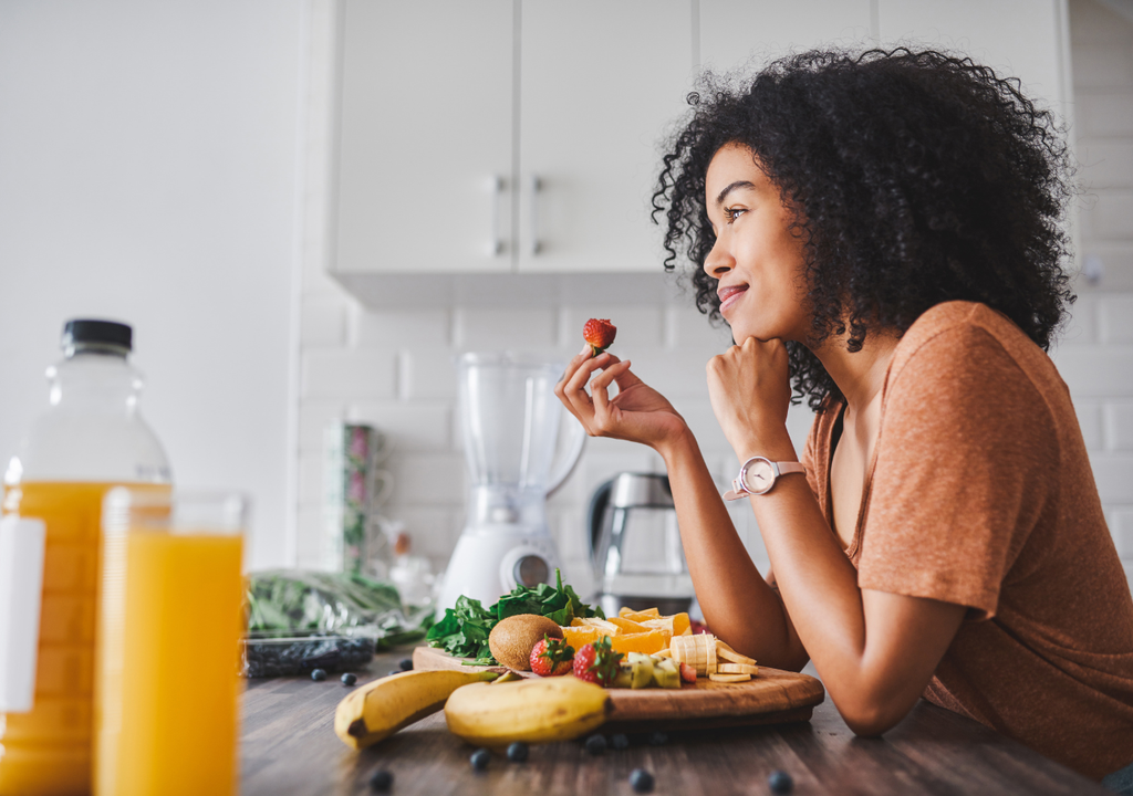 Mujer comiendo Mujer comiendo