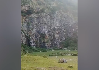 Vídeo: una colina colapsa en Hazaribag, India, y desata el pánico entre los vecinos