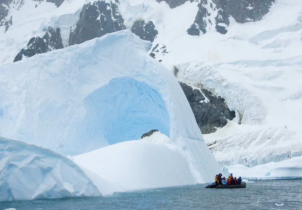 Los científicos sellaron antiguos trozos de hielo glacial en un santuario único en su tipo en la Antártida con la esperanza de preservar estos registros