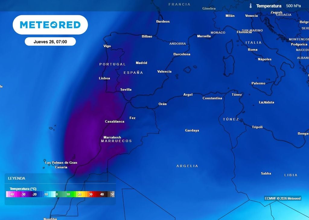 Mañana jueves se formará una pequeña dana en las cercanías de Canarias que inestabilizará la atmosfera en el archipiélago. Se irán generalizando los chubascos tormentosos, bajarán las temperaturas y arreciarán los vientos.