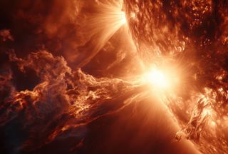 Una delle eruzioni solari più spettacolari della storia recente è appena avvenuta