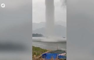 Una enorme manga marina se descuelga sobre un embalse de China y parece unir el agua con las nubes