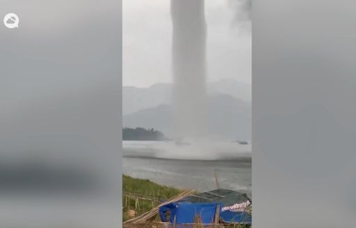 Una enorme manga marina se descuelga sobre un embalse de China y parece unir el agua con las nubes