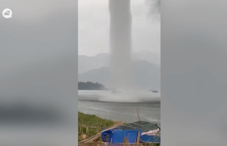 Captan una gigantesca manga marina sobre un embalse en China que parece unir el agua con las nubes