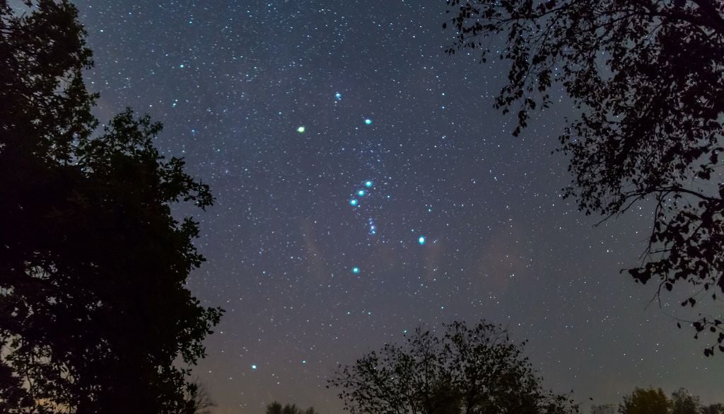 En la constelacion de Orión, en su hombro derecho, se encuentra Betelegeuse, una de las estrellas m��s brillantes del cielo nocturno.
