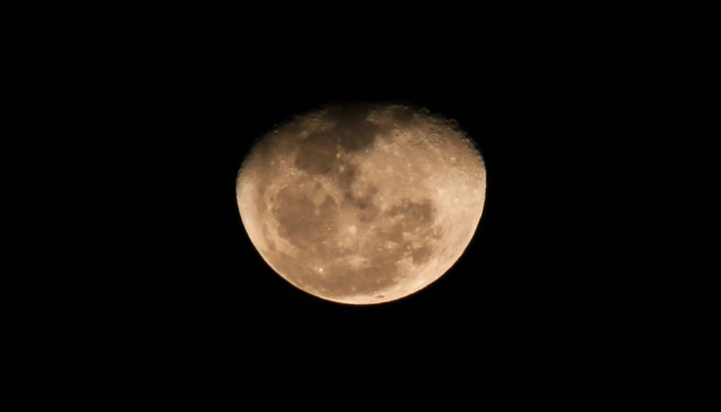 La Luna en cuarto menguante muestra la parte Oeste de su superficie en coordenadas selenográficas.