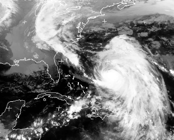 Imagen infrarroja de las 00 UT del 4 de octubre de 2015. A la derecha de la imagen, y lejos de la costa americana, se encontraba el huracán Joaquín