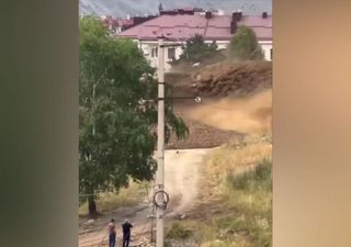 Una gran avalancha de agua, lodo y rocas causa estragos en Tyrnyauz, Rusia. El fenómeno llegó de forma repentina