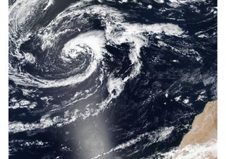 Una gran espiral de nubes apunta a Canarias y promete dejar lluvias y vientos muy fuertes este día
