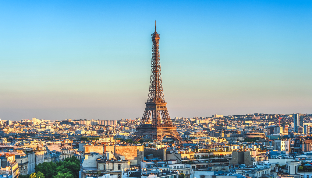 La Torre Eiffel se destaca como uno de los puntos más altos de Paris.