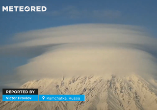 Una gran nube lenticular cubre uno de los volcanes de Kamchatka, Rusia